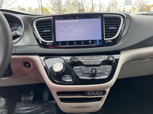 Used 2024 Chrysler Pacifica Touring-L FWD image 25