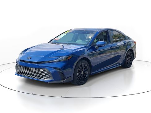 Used 2025 Toyota Camry SE w/ Convenience Package FWD image 3