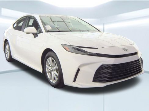 Used 2025 Toyota Camry LE image 5