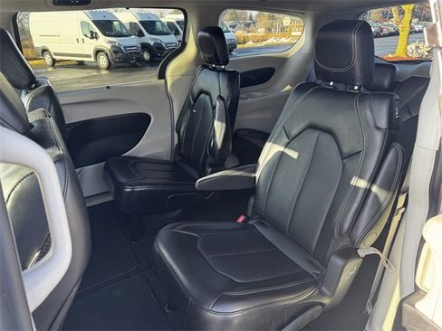 Certified 2024 Chrysler Pacifica Touring-L image 19