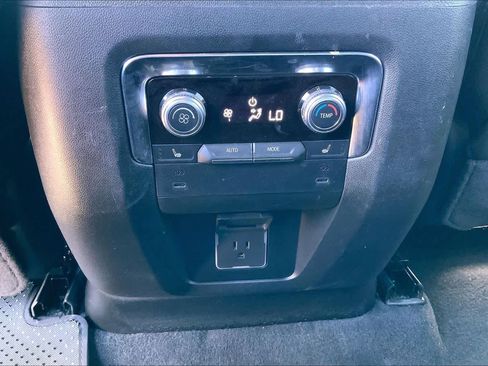 Used 2025 GMC Yukon XL Denali AWD/4WD image 29