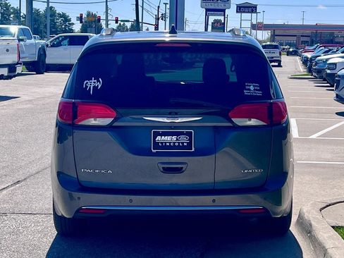 Used 2017 Chrysler Pacifica Limited w/ UConnect Theater Package FWD image 5