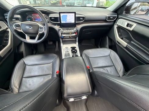 Used 2021 Ford Explorer Limited w/ Equipment Group 301A AWD/4WD image 18