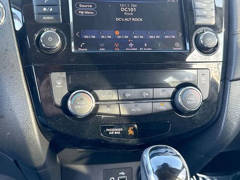 Used 2019 Nissan Rogue SV image 16