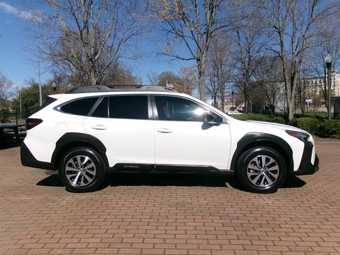 Used 2023 Subaru Outback Premium AWD/4WD image 4