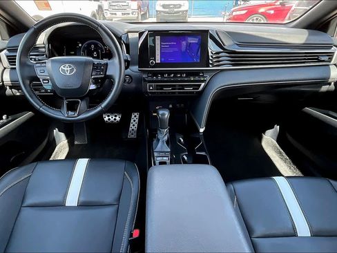 Used 2025 Toyota Camry SE image 14
