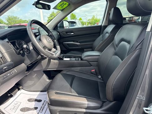 Used 2024 Nissan Pathfinder SL w/ SL Premium Package image 11