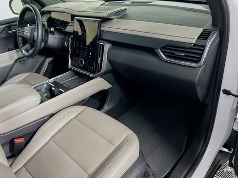 Used 2024 GMC Acadia Elevation image 31