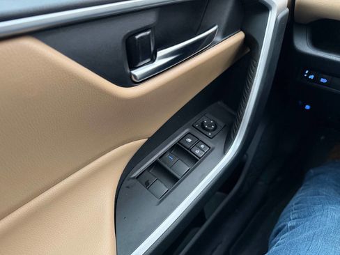 Used 2020 Toyota RAV4 XLE image 17