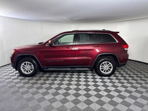 Used 2018 Jeep Grand Cherokee Laredo AWD/4WD image 2