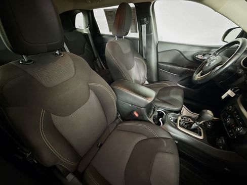 Used 2015 Jeep Cherokee Latitude AWD/4WD image 34