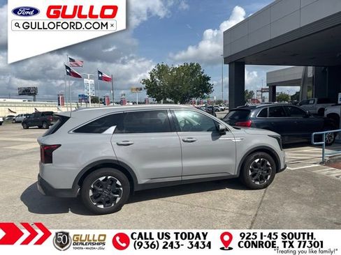 Used 2024 Kia Sorento S w/ Panoramic Sunroof Package FWD image 3
