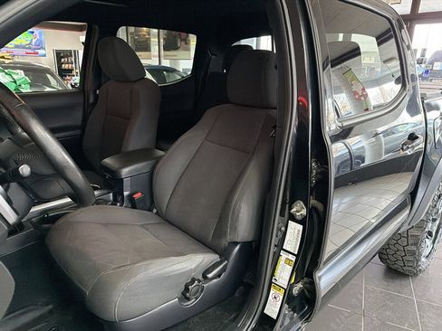 Used 2017 Toyota Tacoma TRD Off-Road image 10