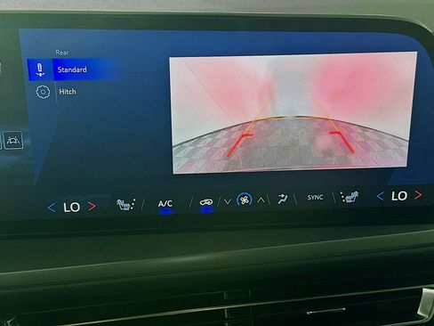 Used 2025 Chevrolet Traverse LT image 23