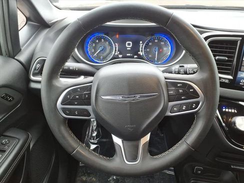Used 2025 Chrysler Pacifica Select image 22