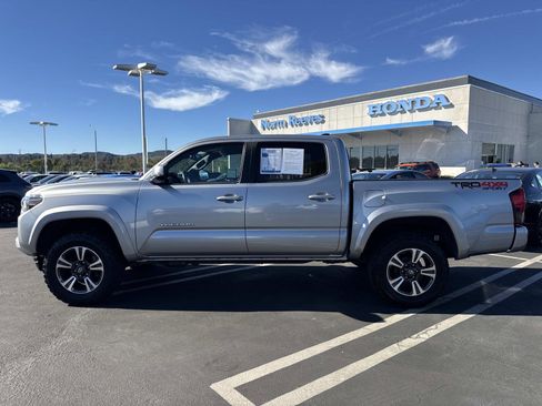 Used 2019 Toyota Tacoma TRD Sport image 2