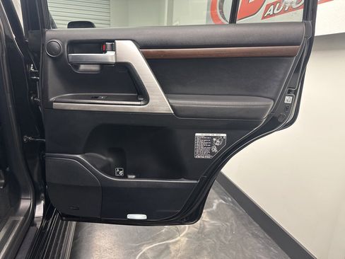 Used 2016 Toyota Land Cruiser image 13