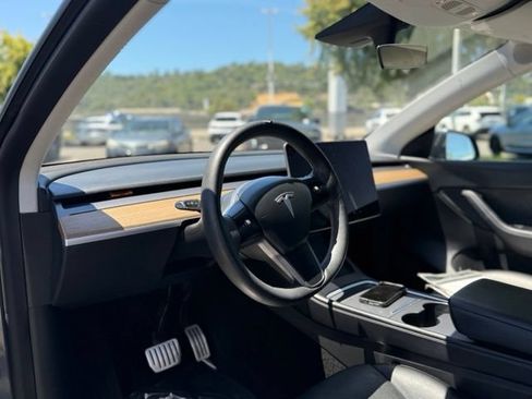 Used 2022 Tesla Model Y Performance AWD/4WD image 9