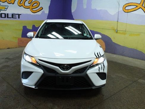 Used 2019 Toyota Camry SE image 3