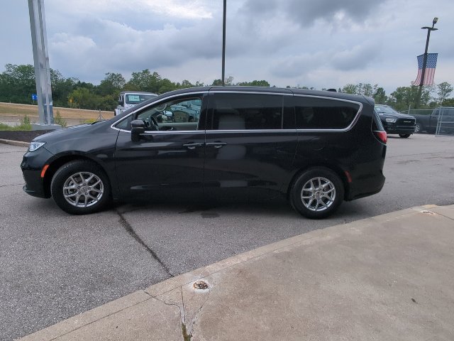 Used 2023 Chrysler Pacifica Touring-L FWD image 28