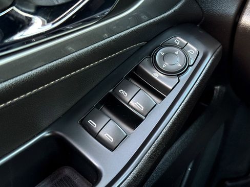 Used 2023 Chevrolet Traverse LT image 34