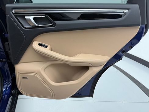 Used 2025 Porsche Macan image 32