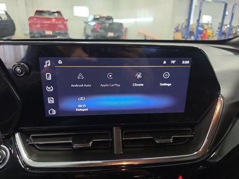 Used 2025 Chevrolet Trax RS w/ Sunroof Package FWD image 13