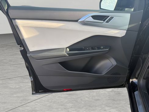 Used 2025 Volkswagen Taos SE image 27