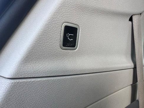 Used 2024 Chrysler Pacifica Touring-L FWD image 17