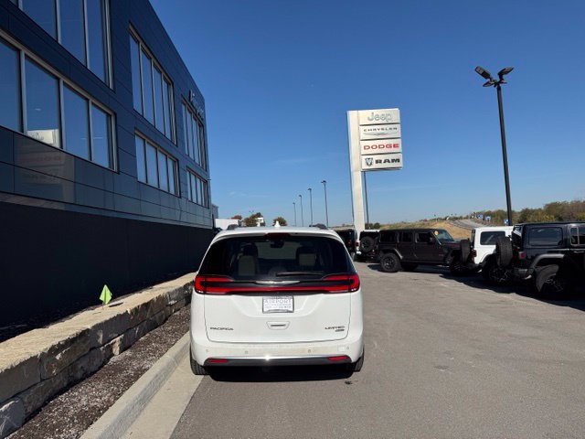Used 2021 Chrysler Pacifica Limited w/ Premium & Safety Sphere Group AWD/4WD image 4