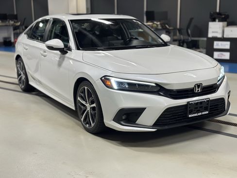 Used 2022 Honda Civic Touring image 3