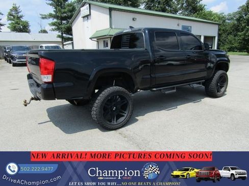 Used 2018 Toyota Tacoma TRD Sport w/ TRD Premium Sport Package AWD/4WD image 4