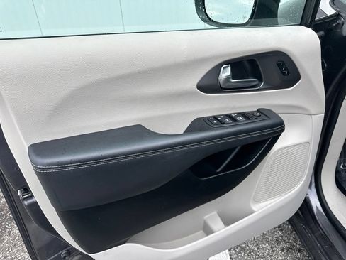 Used 2023 Chrysler Pacifica Touring-L FWD image 13