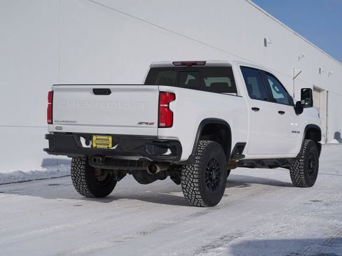 Used 2024 Chevrolet Silverado 2500 ZR2 w/ Technology Package image 3