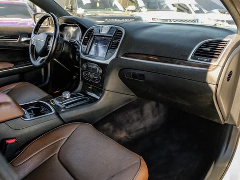 Used 2019 Chrysler 300 Limited image 18