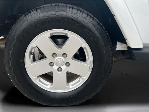 Used 2011 Jeep Wrangler Sahara w/ Connectivity Group image 15