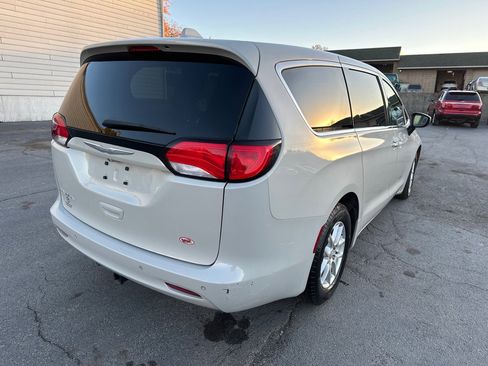 Used 2017 Chrysler Pacifica Touring image 6