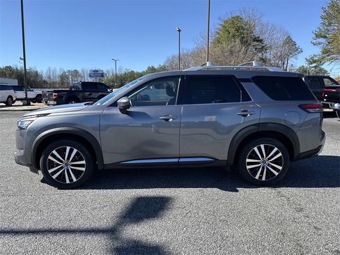 Used 2023 Nissan Pathfinder Platinum w/ Cargo Package image 4