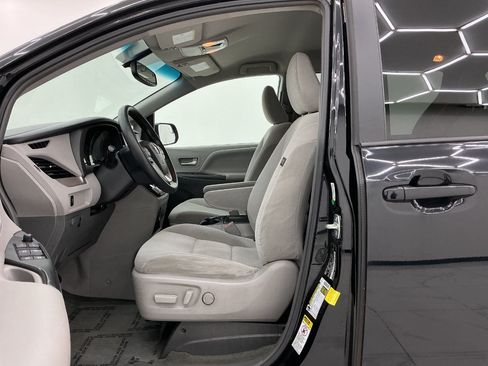 Used 2015 Toyota Sienna LE FWD image 14