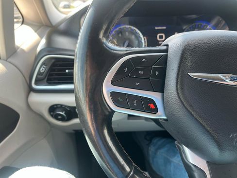 Used 2018 Chrysler Pacifica Touring-L Plus FWD image 12