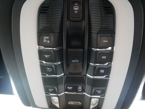 Used 2018 Porsche Macan image 32