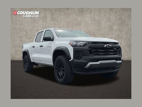 Used 2024 Chevrolet Colorado Trail Boss w/ Technology Package AWD/4WD image 1