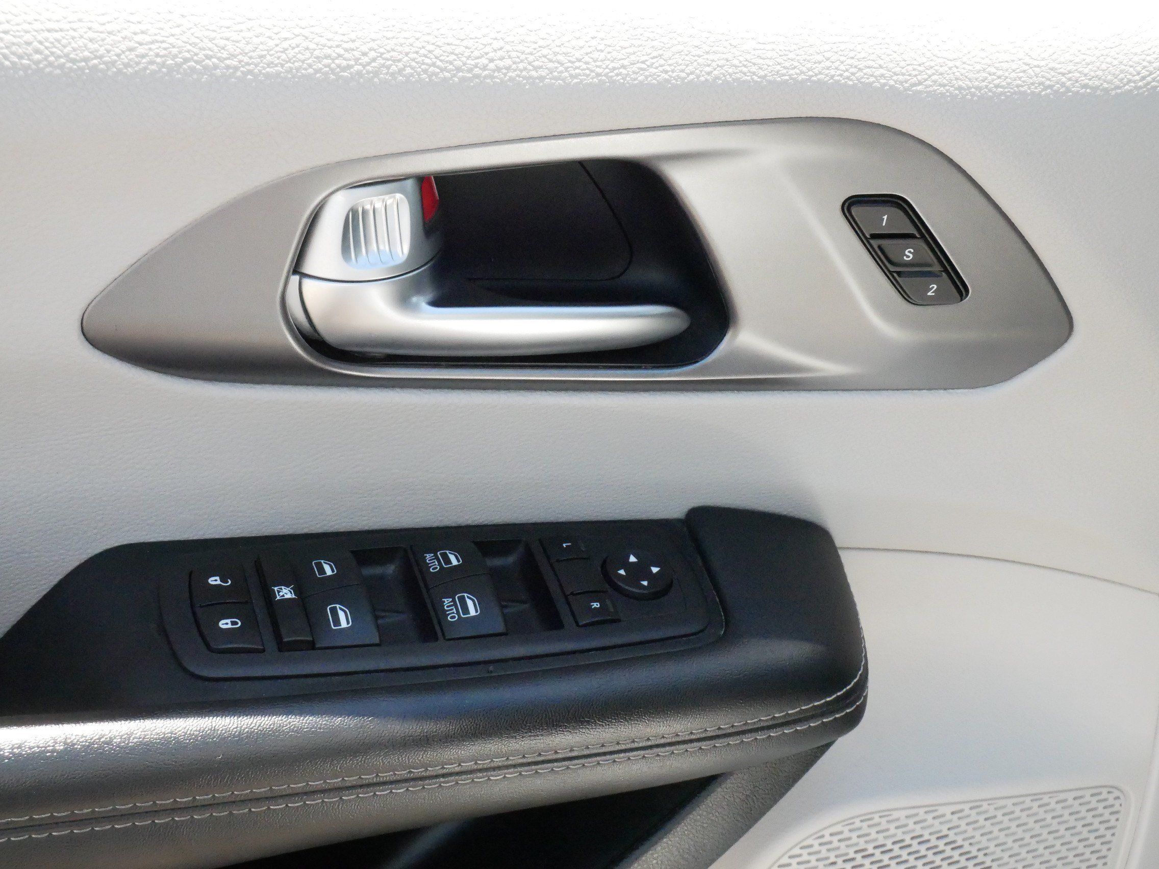Used 2023 Chrysler Pacifica Touring-L FWD image 19
