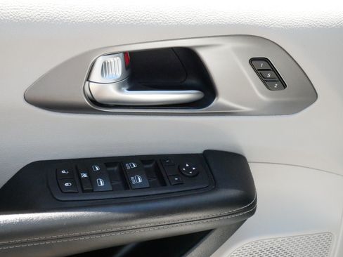 Used 2023 Chrysler Pacifica Touring-L FWD image 19