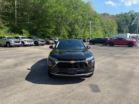 Used 2025 Chevrolet Trax LT FWD image 11