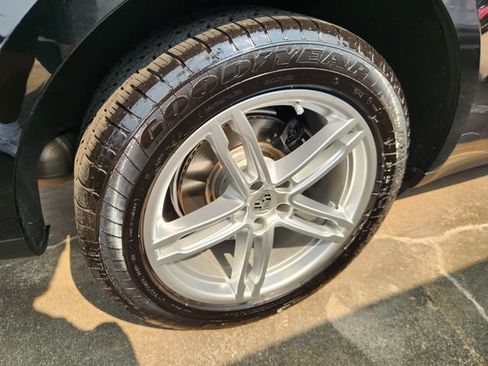 Used 2025 Porsche Macan AWD/4WD image 10