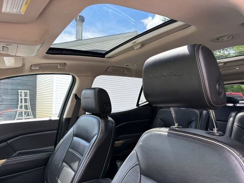 Used 2019 GMC Acadia Denali w/ Technology Package AWD/4WD image 23
