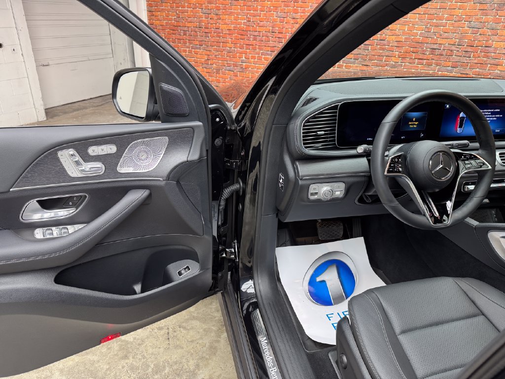 Used 2025 Mercedes-Benz GLS 450 4MATIC image 9