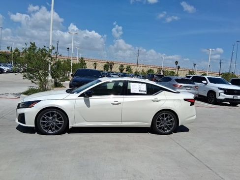 Used 2024 Nissan Altima 2.0 SR FWD image 3
