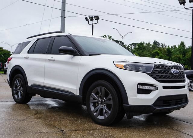 Used 2022 Ford Explorer XLT w/ Equipment Group 202A AWD/4WD image 2